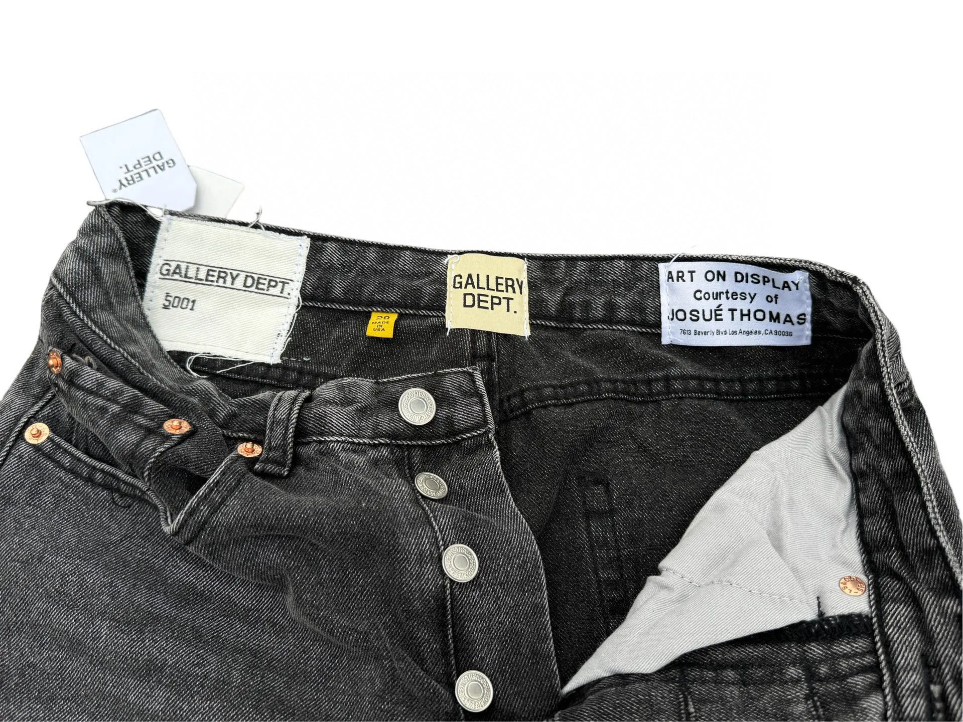 P260💰G99 GALLERY DEPT. Crow's leather cross denim bell-bottoms washed distressed spliced ​​jeans denim washing factory. During the process, the owner of the washing factory helped introduce a boss who once worked at Levi's OEM factory and then started his own business. This also paved the way for the following styles. Therefore, Levi's remodeled single product for the base plate is really familiar. Whether it is the fabrics supplied or the lathes used in production, there is nothing to choose from. -Color: Black -Size: S-XXL (corresponding to 28-36)